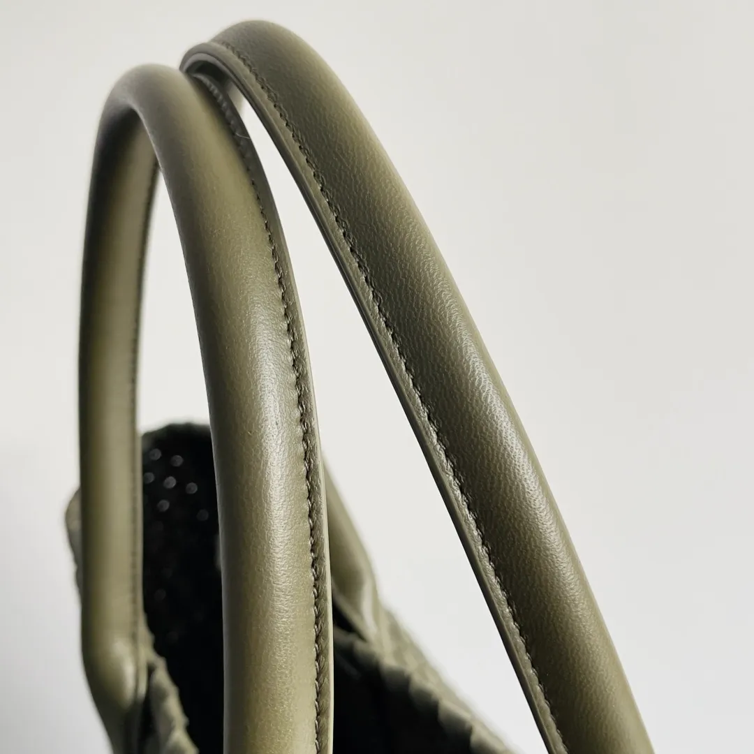Batch 2860 Classic returns... (large size 51cm) • Cabat, born in 2001, is one of the most iconic styles of the Bottega Veneta workshop. The whole bag is made of top-grade imported lambskin. There is no exposed logo on the whole bag, but with the classic wide woven elements, you can tell who it belongs to at a glance! Can be carried on one shoulder, very practical! Style number: 608811 Size: 51*18*28